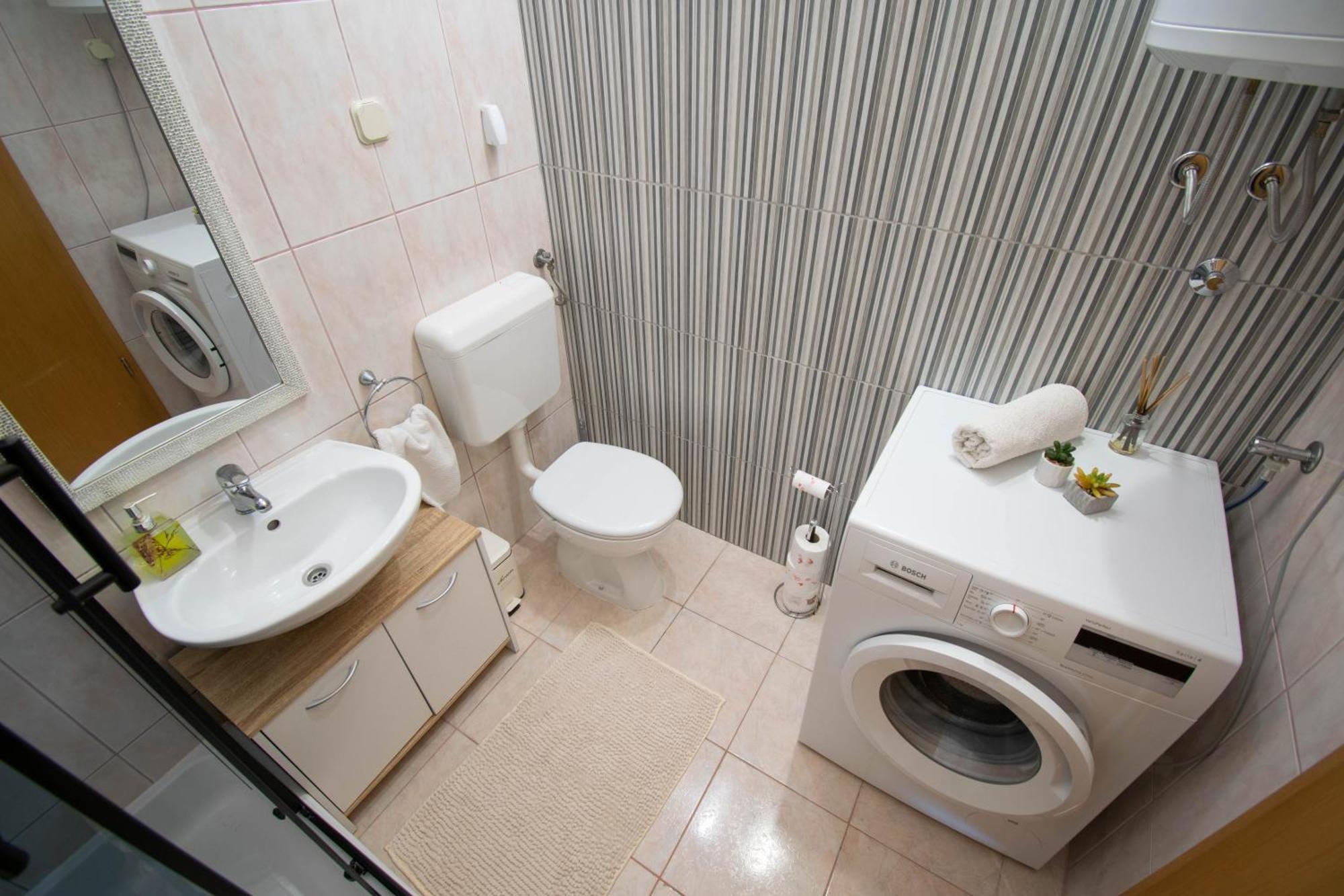 Apartment 30 M From Beach,Makarska,Marija Luaran gambar