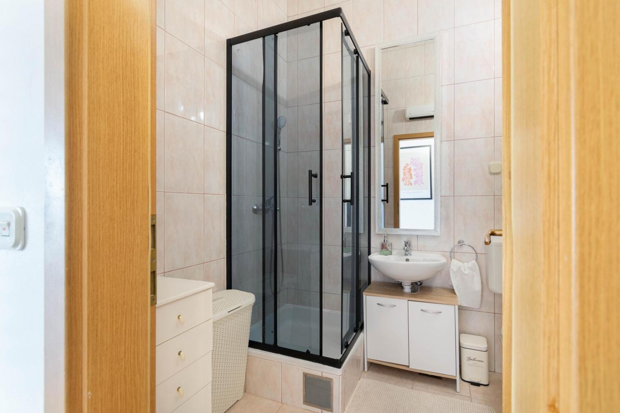 Apartment 30 M From Beach,Makarska,Marija Luaran gambar